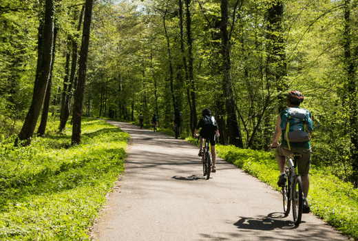 famille en train de faire une balade à vélo à Mont de Marsan dans les Landes
